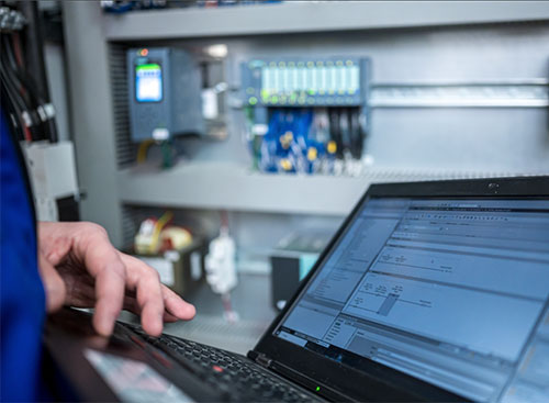 Modernisering av industriell styrning med SoftPLC:er och Unified Edge Management